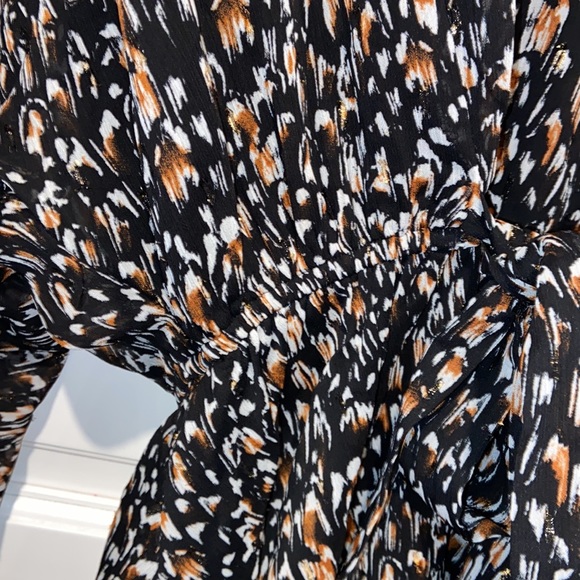 NWT. Express Blouse. Size Small. Tie In Front & Raunched Waist For Slimming Fit. - Picture 3 of 8